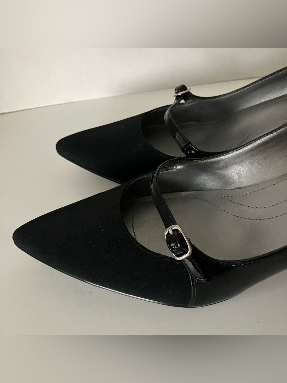 TAHARI Melanie Black Patent Leather Mary Jane Pumps Cone Kitten Heels EUC US 10 - Picture 3 of 14